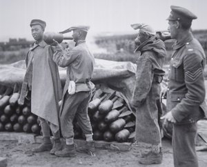 Chinese eenheid die luchtbommen opslaat in een munitiedepot in Frankrijk door Chinese Photographer