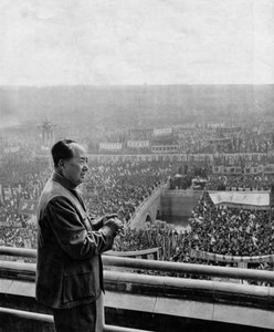 Portret van Chinese staatshoofd Mao Tse-Tung (Mao Ze-Dong of Mao Zedong of Mao Tse Toung of Mao Tso Tong) (1893-1976) tijdens de herdenking van de Communistische Partij. China, rond 1960. door Chinese Photographer