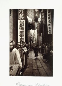Straatscène in Canton, ca. 1870s door Chinese Photographer
