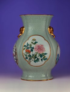 Een fijne en zeer zeldzame famille rose celadon-grond vaas met een vergulde omlijnde email van pruimenbloesem en rozen, een van de vier emails die de "Bloemen van de Vier Seizoenen" uitbeelden, 1735-1795
