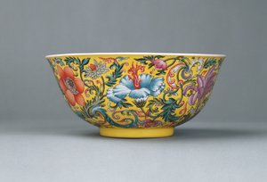 Een fijne famille rose geel-grond kom, 1821-1850 door Chinese School