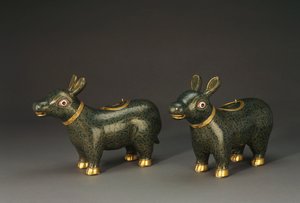Een paar cloisonné emaille tapirvormige vaten