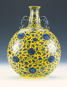 Een onderglazuur blauwe en gele geëmailleerde maanflacon met een pioenroos en lotuspatroon, c.1723-1735 door Chinese School