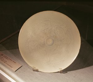 Kom met ingesneden bloemendecoratie, uit Nanchang, Jiangxi Provincie, Sung-dynastie, 12e-13e eeuw