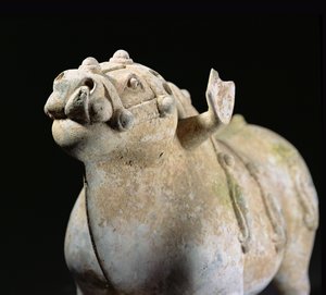 Stier, Oorlogvoerende Staten periode (1027-220 v.Chr.) (aardewerk) (detail) door Chinese School
