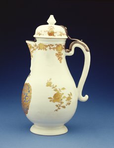 Koffiepot van Meissen vorm, voornamelijk versierd in goud met de wapens van Gustav Gabriel Loodh, Qianlong periode (1736-95)