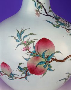 Detail van een magnifieke famille rose negen-perzik bolvormige flesvaas, 1735-1795