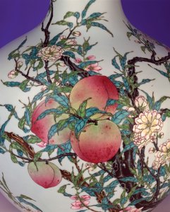 Detail van een prachtige famille rose negen-perzik bolvormige flesvaas, 1735-1795 door Chinese School