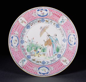 Dinerbord geschilderd in Famille Rose met La Dame au Parason, naar een ontwerp van Cornelis Pronk (1691-1759) Qianlong periode (1736-95) ca.1734