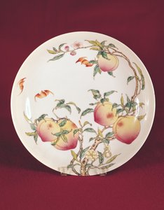 Famille rose bord versierd met een patroon van abrikozen, Qing-dynastie