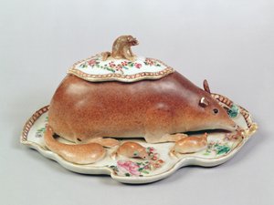 Famille rose sauskom en deksel gemodelleerd als een eekhoorn, Chien Lung periode (1736-95)
