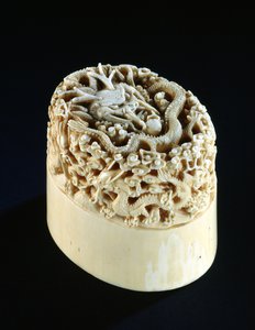 Keizerlijk zegel met een draak die een parel van wijsheid bewaakt