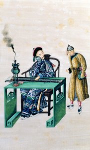 Man met een lange citer aan een tafel, met een dienaar