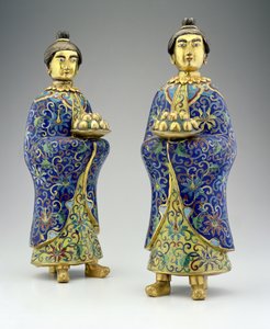 Paar vrouwelijke bedienden, Qianlong-periode, 1736-95 (cloisonne-email) door Chinese School