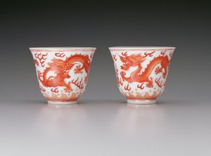 Paar wijnglazen, met vijfklauwige draken op jacht naar vlammende parels, Guangxu merk en periode 1875-1908, Chinees
