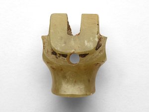 Hanger in de vorm van een rundskop, herwerkt, ca. 1100-1000 v.Chr. door Chinese School
