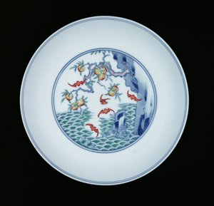 Porseleinen schaal beschilderd in onderglazuur blauw en ducai emaille, 1723-1735