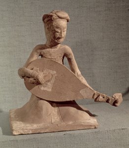 Zittende muzikant die een luit speelt, uit het Graf van Generaal Chang Sheng, Anyang, Honan, Sui Dynastie