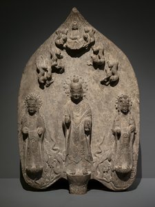 Votieve stele met een boeddhistische triade. Noord-China, Oostelijke Wei-dynastie door Chinese School