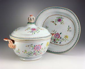 Terrine, deksel en standaard, Qianlong-periode, 1736-95