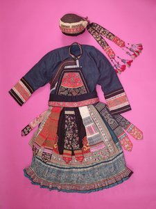 Vrouwelijke kleding en mandenmakershoed, Ch