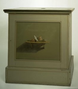 Console kast met een geschilderd motief, plank met stenen