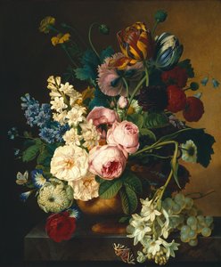 Boeket bloemen op een marmeren tafel