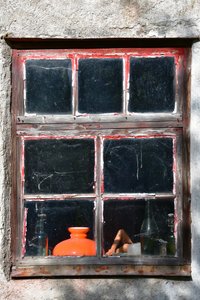 Rustiek rood raam door Christina Sillen