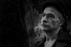 Portret van een contemplatieve man
