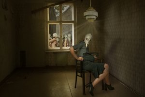 De griezelige vrouw met het gasmasker