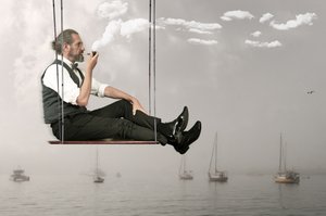 Man op een Sky Swing