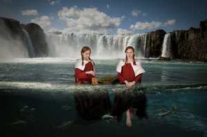 Zeemeerminnen bij de waterval door Christine von Diepenbroek