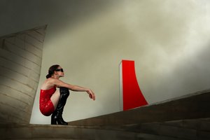 Moderne vrouw in rode jurk door Christine von Diepenbroek