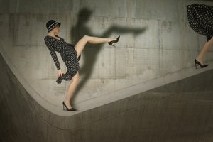 Modepose met stippen