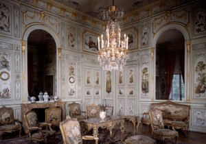 Uitzicht op de grote woonkamer van het Château de Champs sur Marne. Versierd door Christophe Huet (1700-1759) door Christophe Huet