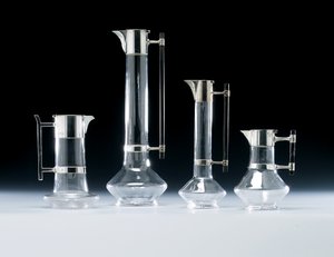 Een zilveren karaf en ander glaswerk door Christopher (attr. to) Dresser