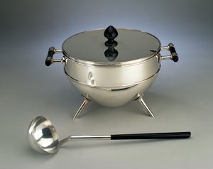 Soepterrine en lepel, vervaardigd door Hukin & Heath, 1880