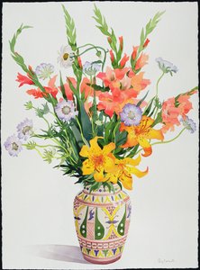 Oranje en Blauwe Bloemen in een Marokkaanse Vaas