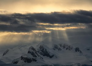 Gouden stralen boven de bergen