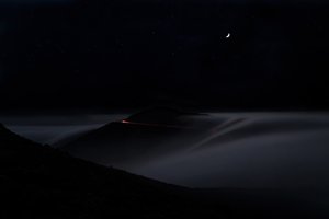Mistige bergweg bij nacht