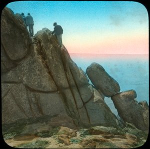 Beklimming van de Logan Rock, nabij Treen, Cornwall, eind 19e of begin 20e eeuw door Church Army Lantern Department