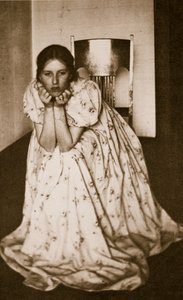 Meisje in een bloemenjurk, ca. 1910 door Clarence Henry White