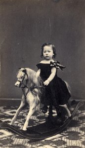 Jong meisje op hobbelpaard, 1860s