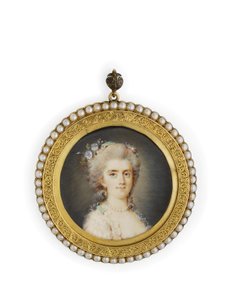Comtesse Diane de Polignac, in laag uitgesneden witte jurk, bloemen en pepermuntgroen lint in haar opgestoken gepoederde haar, met een parelketting en oorbellen
