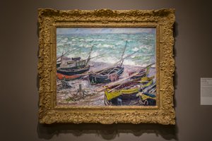 Vissersboten bij Étretat door Claude Monet