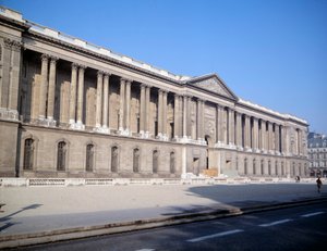 Zicht op het Palais du Louvre en de colonnades. Gecreëerd door architect Claude Perrault (1613-1688)