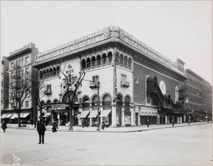 Een enorm theater met een uitgebreide gevel, compleet met Moorse bogen en balkons. Een groot bord bovenop het gebouw leest 