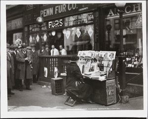 Blinde krantenverkoper, Fannie Lyons, bij haar stand op de zuidoostelijke hoek van 7th Avenue & 34th Street door Company Byron