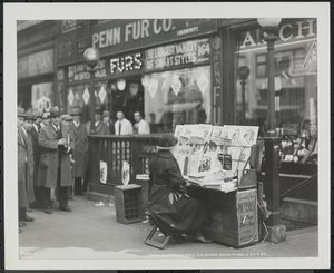 Blinde krantenverkoper, Fannie Lyons, bij haar stand op de zuidoostelijke hoek van 7th Avenue & 34th Street