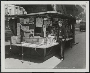 Blinde krantenverkoper, P.J. McNulty bij zijn stand op de noordoostelijke hoek van 3rd Avenue & 42nd Street